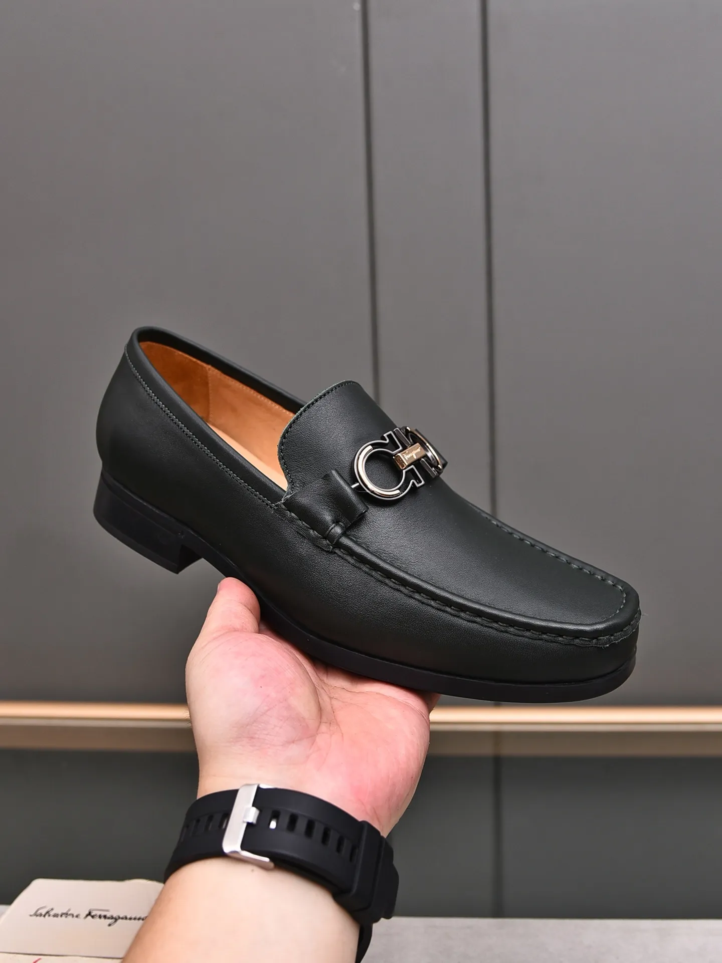 Factory: 250 [Original running volume quality] Brand: Ferragamo (Ferragamo) Size: Men's size 38/44 (45 can be customized) Grade: Same style as the official website High-end quality men's shoes Material: Original first-layer calfskin Water-dyed cowhide lining Original outsole Style category: Men's fashion formal business casual leather shoes Slip-on men's shoes high-top series Young fashion European and American trends British style Casual matching Comfortable feet